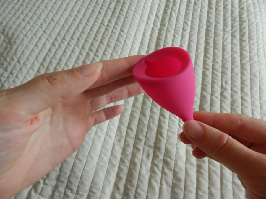 INTIMINA Lily cup menstrualna čašica u ruci
