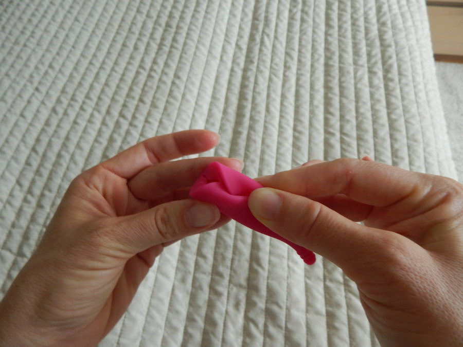  INTIMINA Lily cup menstrualna čašica - savijanje prije stavljanja