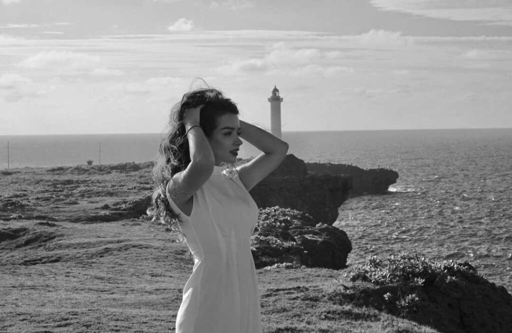 Žena uz obalu pored svjetionika simbolizira kako nas vode astrološki tranziti kroz velike životne promjene.