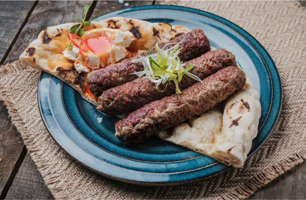 Meso s roštilja na tanjuru, kao prikaz inovativnog spoja Balkan Japan menu u restoranu Rougemarin.