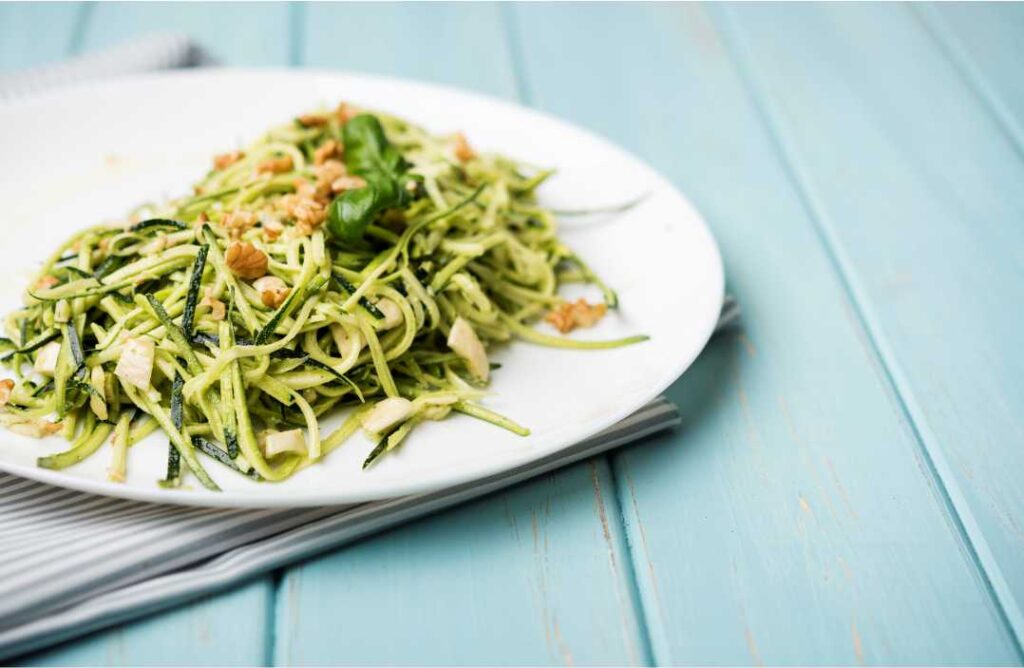 Zeleni rezanci od tikvica (zoodles) s kao zdrava večera bez ugljikohidrata