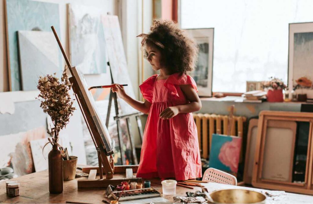 Ilustracija za tekst Djevojčica u pokretu, dirljiva priča o odrastanju desetogodišnje Nike i njezinim selidbama.