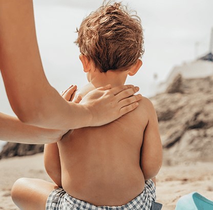 Nanošenje zaštite od sunca za osjetljivu kožu djeteta.