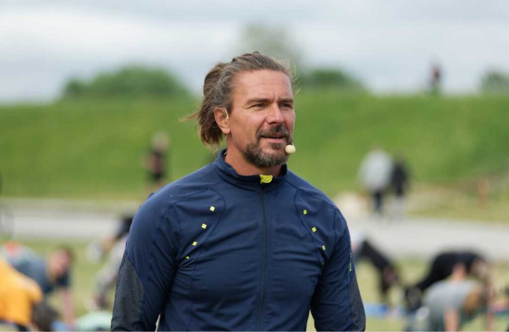 Mario Mlinarić vježbanje: Trener s mikrofon slušalicom na Jarunu vodi trening za dm žensku utrku.