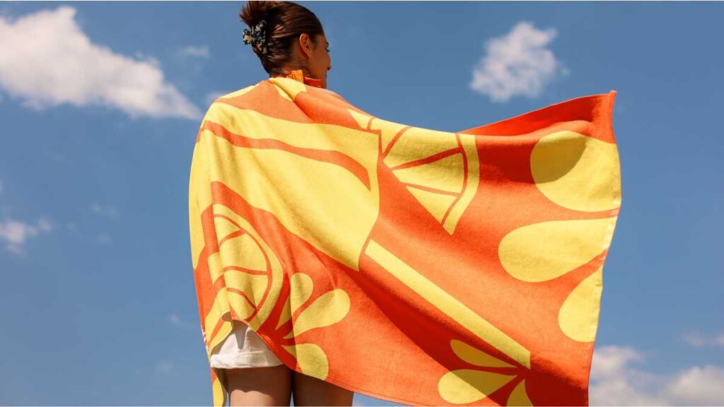 Cedevita i moje more donose ljeto koje možeš ponijeti sa sobom Žena ogrnuta ručnikom iz linije Cedevita i moje more.