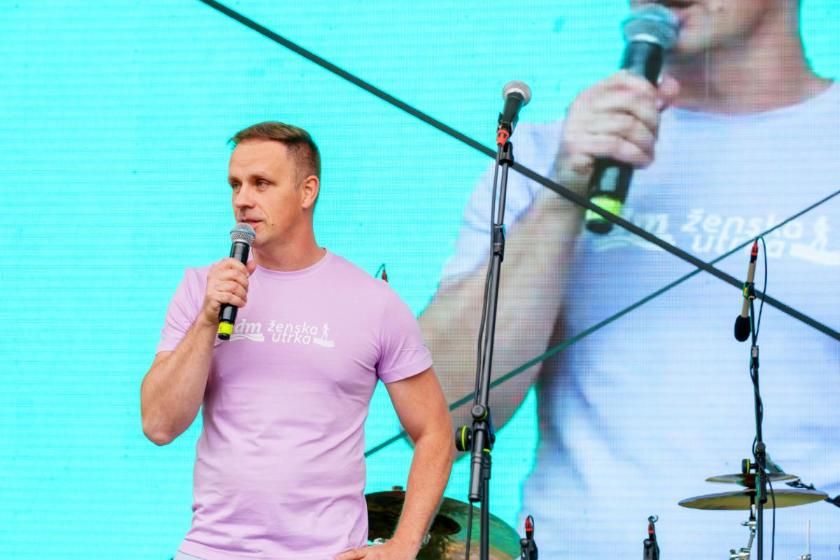 Ivan Horvat iz dm-a drži pozdravni govor na dm ženskoj utrci.