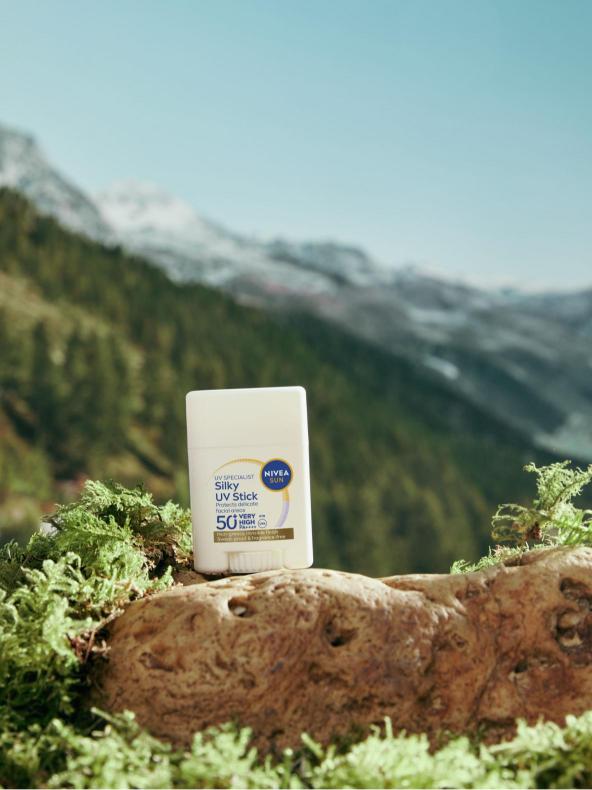 NIVEA SUN UV Specialist Silky UV Stick SPF 50+ za lice postavljen na stijenu u prirodi.