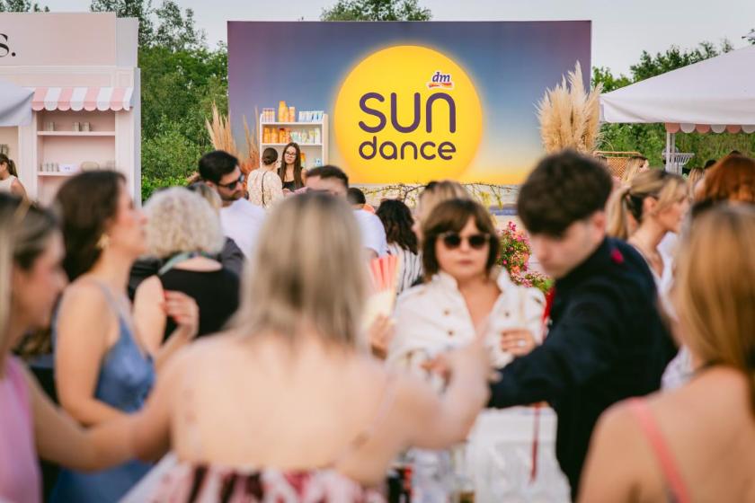 Brojni gosti i posjetitelji ispred velikog SUNDANCE zida za fotografiranje na otvorenom, dok traje šesti dm beauty break.