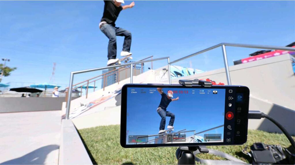 Živite svaki dan kao vloger: vaš život zaslužuje glavnu ulogu Pogled izbliza na ekran Samsung Galaxy S26 Ultra pametnog telefona na tripodu, koji prikazuje izoštrenu snimku skateboardera na gelenderu u pokretu, savršeno stabiliziranu. Primjer za najbolji mobitel za slike i video bez drhtanja.