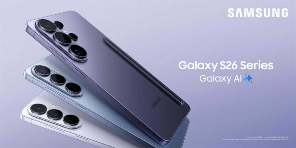 Tri Samsung pametna telefona iz serije Galaxy S26 (Ultra, Plus, standardni) poredana vodoravno na ljubičastoj pozadini sa S Pen olovkom.
