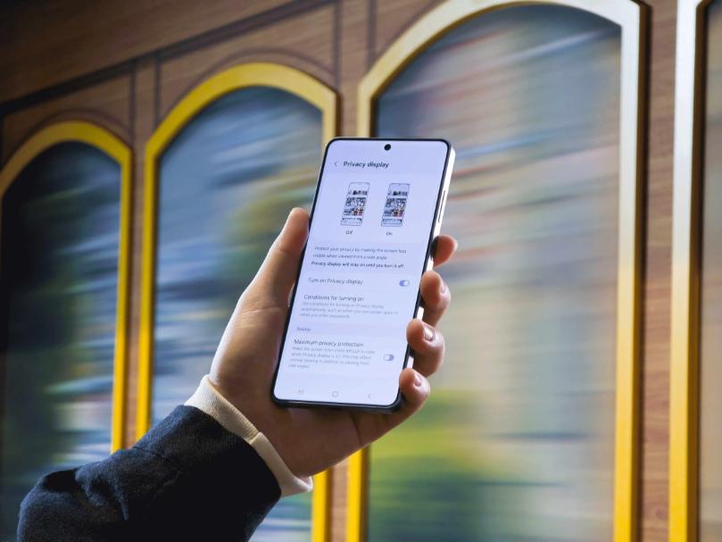 Korisnik drži Samsung Galaxy S26 Ultra i prikazuje postavke za 'Privacy Display.