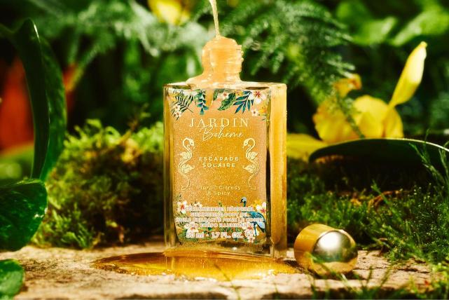 Jardin Bohème Escapade Solaire Shimmering Body Oil  u zelenilu.