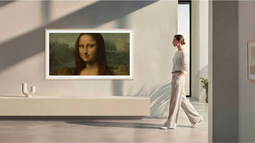 Samsung predstavlja kolekciju muzeja Louvre u Samsung Art Storeu Samsung Art Store Louvre kolekcija na Samsung The Frame televizoru prikazuje sliku Mona Lisa u modernom dnevnom boravku.