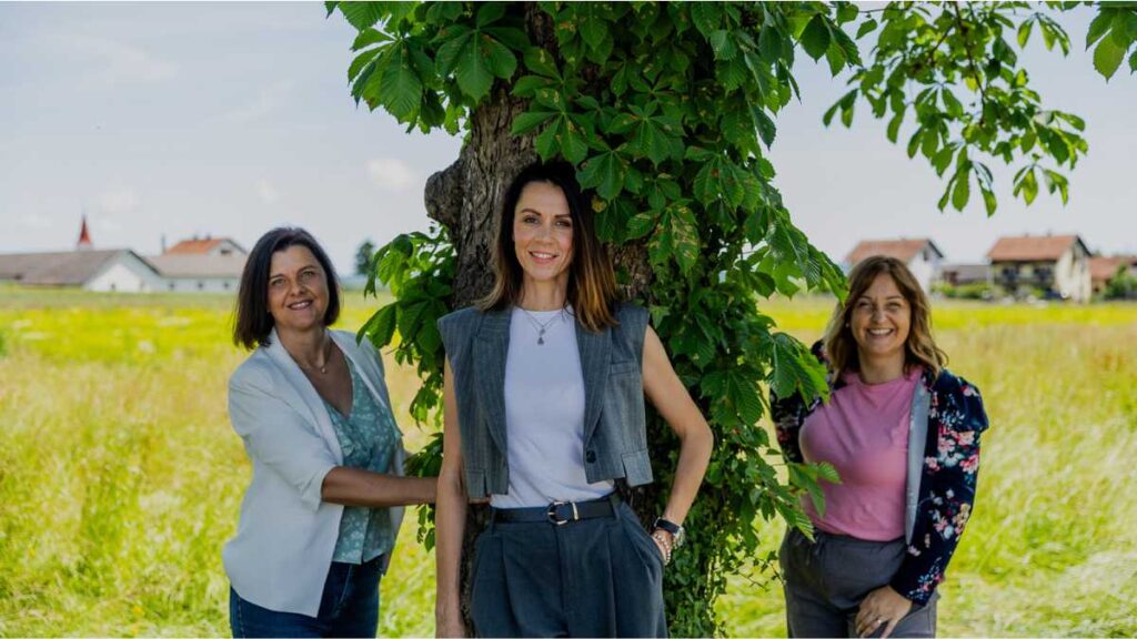 Upoznajte tri čuvarice ruralnog srca koje dokazuju da se i u malim sredinama žive veliki snovi Članice organizacije Zaklada Zora Jaškovo stoje pokraj stabla u prirodi.