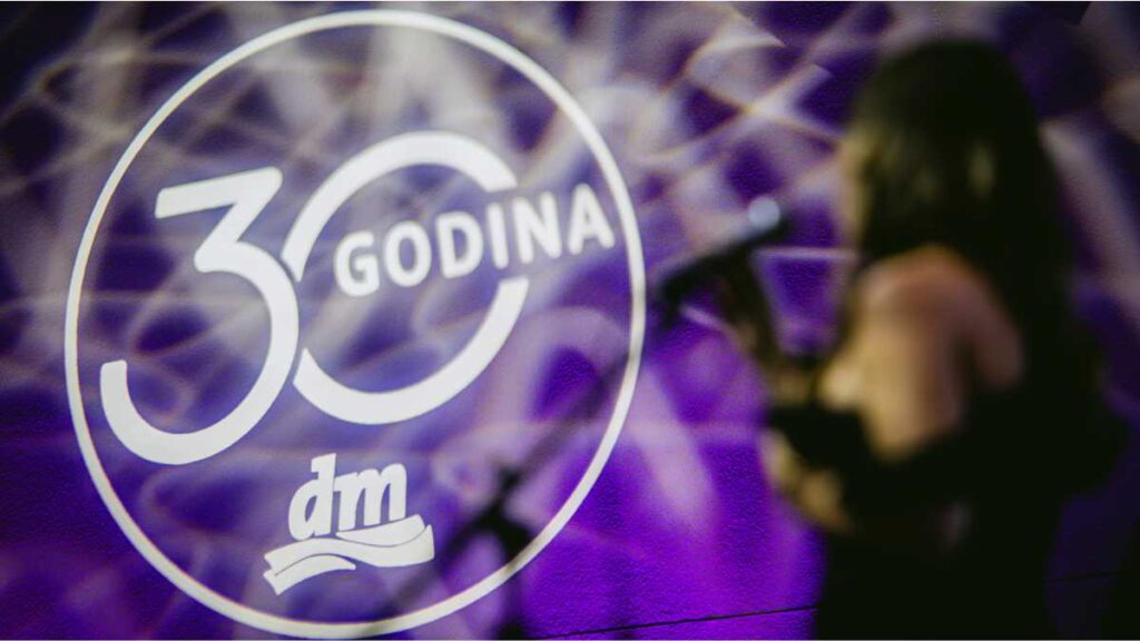 Prijave na dm-ov natječaj za društveno odgovorne projekte otvorene su do 15. srpnja Svjetlosna projekcija logotipa „30 godina dm“ na zidu povodom inicijative i natječaja Žar za budućnost.
