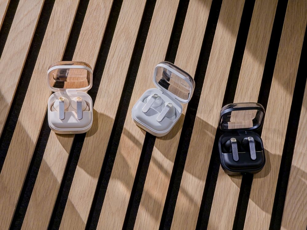 Samsung Galaxy Buds slušalice u tri boje koje omogućuju slušanje prijevoda u stvarnom vremenu tijekom putovanja.