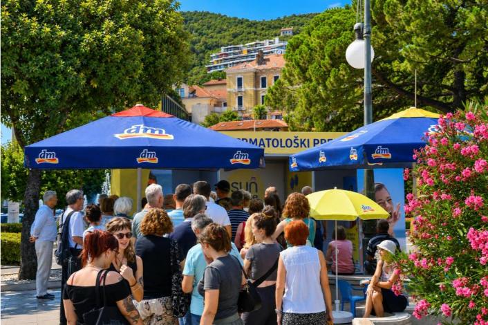 „Građani u redu čekaju na besplatni dermatološki pregled u sklopu dm inicijative "Zaštiti se... i uživaj na suncu".