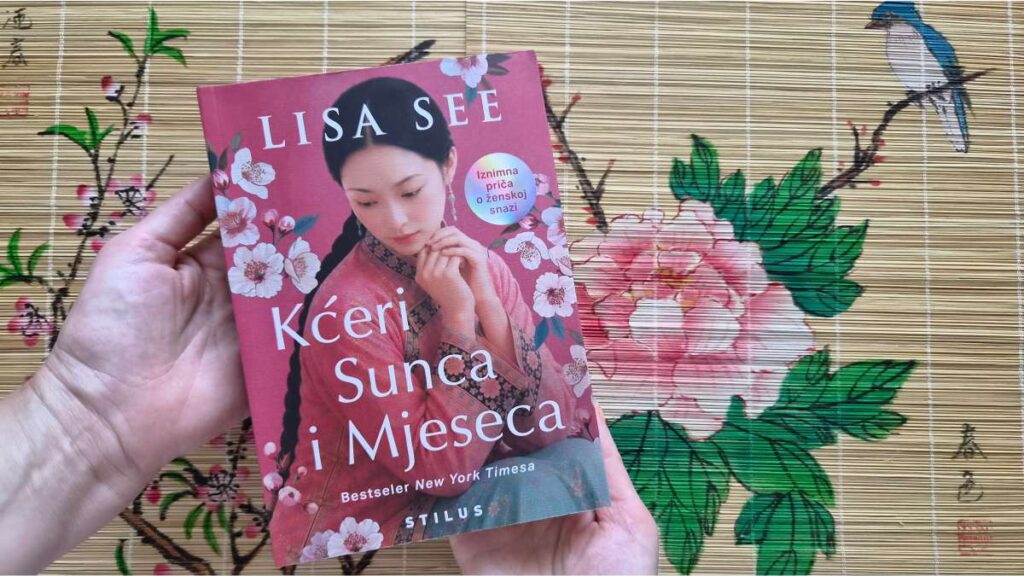 Kćeri Sunca i Mjeseca recenzija: Potresna priča o ženama, prijateljstvu i hrabrosti Kćeri Sunca i Mjeseca recenzija, knjiga Lese See na rukama.