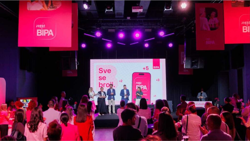 Sve se broji: BIPA predstavila novi program vjernosti i mobilnu aplikaciju za nagrađivanje kupaca Predstavljanje uz novi BIPA program vjernosti i mobilnu aplikaciju mojaBIPA na pozornici u Petom Kupeu pred publikom.