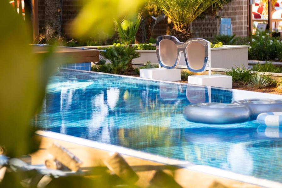 Dekorativna instalacija u obliku Furla sunčanih naočala uz bazen u Purobeachu Poreč tijekom Furla Beach Club Experience događaja.