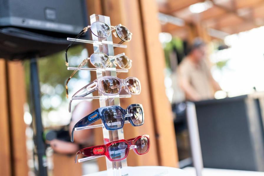 Nova kolekcija Furla Eyewear sunčanih naočala izložena na prozirnom stalku tijekom događanja Furla Beach Club Experience u Poreču.