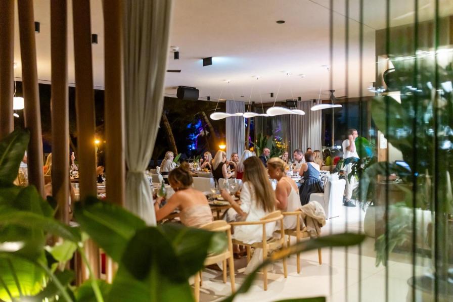 Gosti na svečanoj večeri tijekom događanja Furla Beach Club Experience u elegantnom mediteranskom restoranu u Poreču.