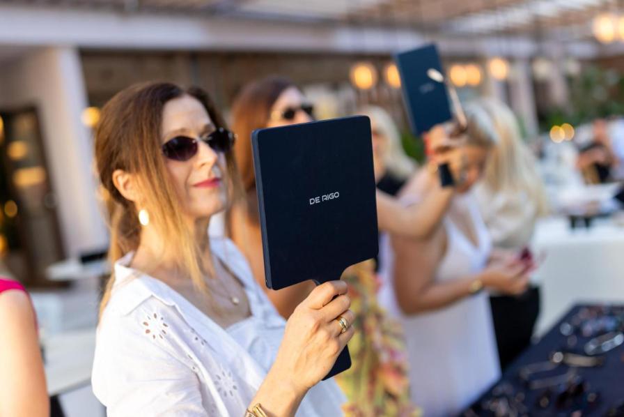 Marijana Glavaš (Suvremena žena) isprobava novu kolekciju Furla Eyewear sunčanih naočala na događanju Furla Beach Club Experience.