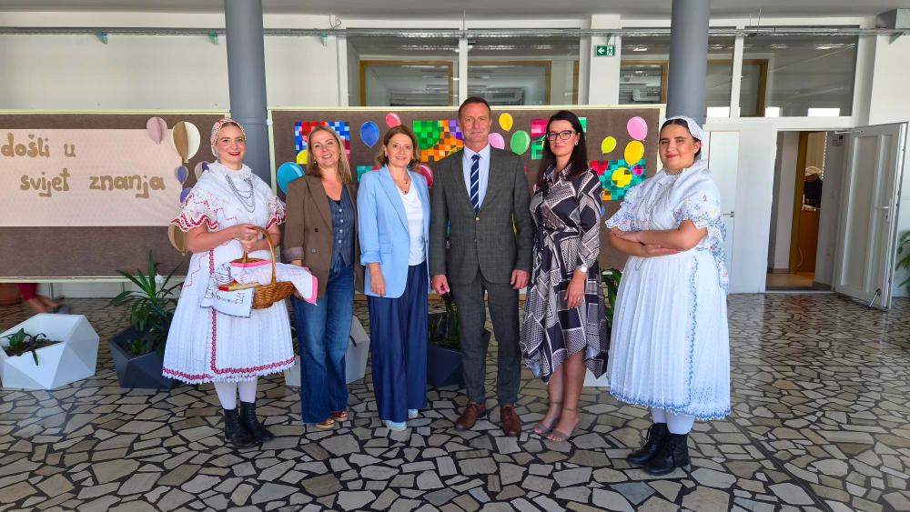 Natalija Šoša, VŽ Gradonačelnik Neven Bosilj, pročelnica Danijela Vusić, ravnateljica OŠ Varaždin Nikolina Kovačić.