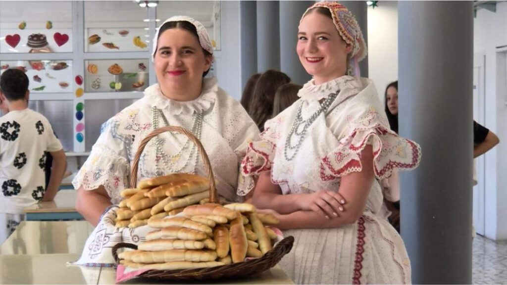 Ekos Cakes za prvi dan škole darovao 15.000 klipića učenicima Varaždina i Varaždinske županije Tradicionalni Varaždinski klipič u košari i djevojke u varaždinskoj narodnoj nošnji.