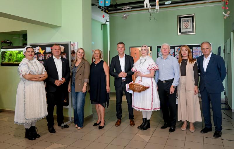 VŽ Župan Anđelko Stričak, Natalija Šoša, ravnateljica OŠ Sračinec Lidija Valec, predstavnici VŽ Županije i Općine Sračinec.
