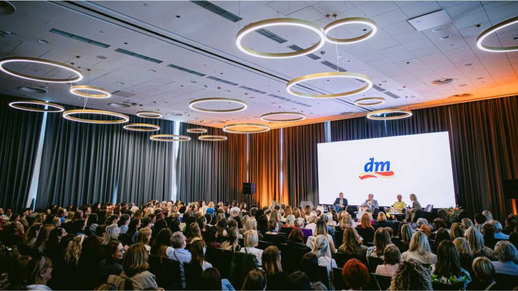 Stručnjaci na šestoj dm ženskoj konferenciji: Menstrualne i intimne tegobe nisu nešto s čime žene trebaju naučiti živjeti dm ženska konferencija 2026 – panel rasprava o ženskom zdravlju pred publikom u dvorani.