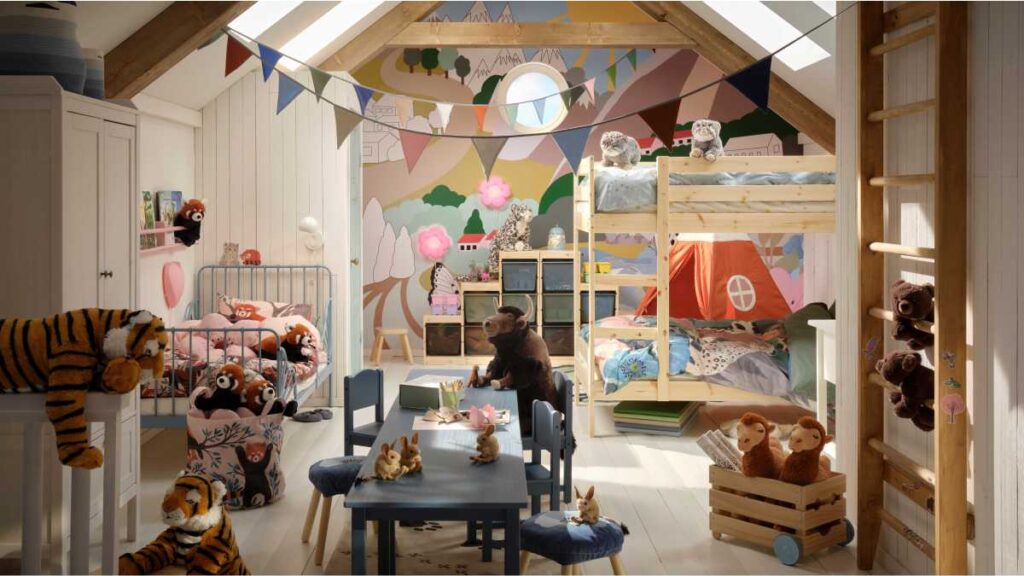 IKEA predstavlja novu dječju kolekciju ALPTALL nadahnutu životinjama i krajolicima Himalaje Uređena dječja soba s novom IKEA ALPTALL kolekcijom: plišane igračke životinja s Himalaje, dječji kreveti, stol za crtanje i motivi prirode koji potiču igru.