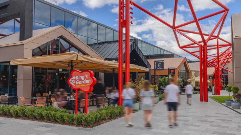 KING CROSS Zagreb nova ponuda: Moderan izgled, vrhunska gastronomija i sadržaji za cijelu obitelj Moderna vanjska gastro zona King's Garden u sklopu centra gdje vas čeka KING CROSS Zagreb nova ponuda.