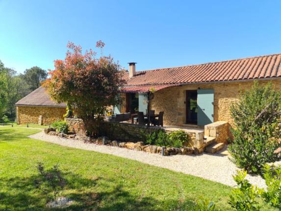 Tradicionalna francuska kamena kuća gîte s terasom i njegovanim travnjakom u Cassagnesu.