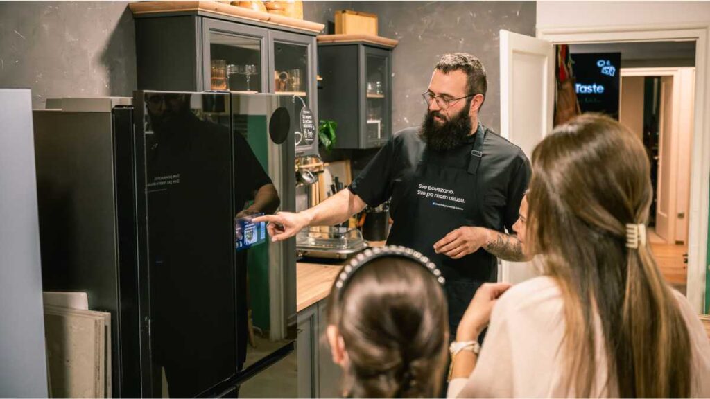 Jadranski okusi i korejska inspiracija susreli su se na Samsung kulinarskom druženju Chef Vedran Bošković prezentira pametne opcije uz Samsung kućanske uređaje na pametnom hladnjaku u Studiju Kotluša.