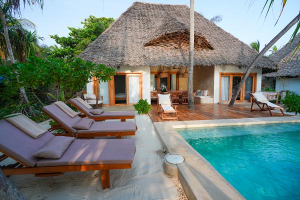 Luksuzna Villa Tulia na Zanzibaru s privatnim vanjskim bazenom, drvenom terasom i ležaljkama okruženim tropskim zelenilom. Ovakvi neobični smještaji za odmor pružit će vam potpunu privatnost i opuštanje.