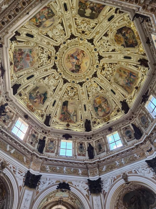 Raskošna unutrašnjost kupole crkve Chiesa dell'Inviolata u Riva del Gardi s baroknim freskama.