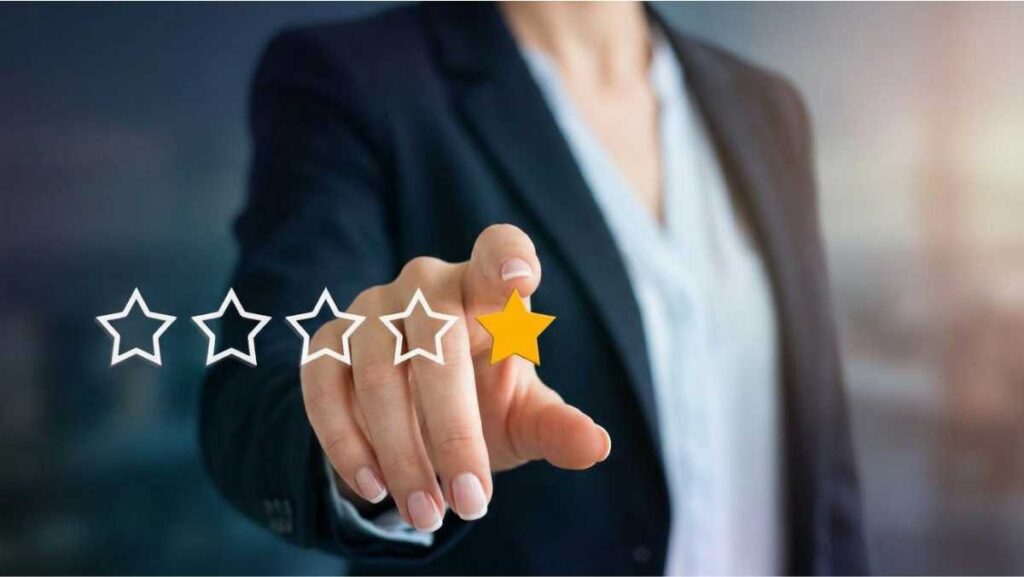Kako čitati recenzije i ocjene prije kupnje i kojima uopće vjerovati Krupni plan ženske ruke koja upire prst u zlatnu zvjezdicu na internetu – Vodič kako čitati recenzije i ocjene prije kupnje.