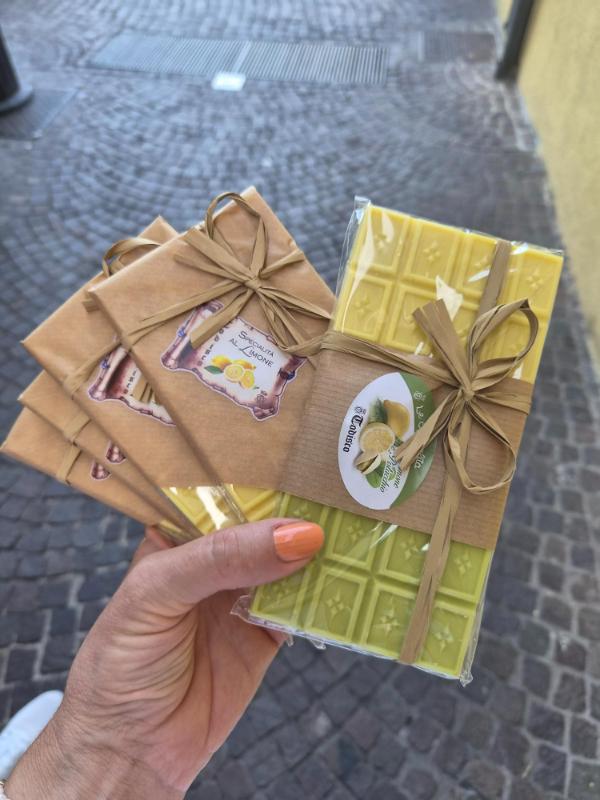 Pakiranja domaćih čokolada s okusom limuna i pistacija u dekorativnom papiru iz trgovine u Limone sul Garda.