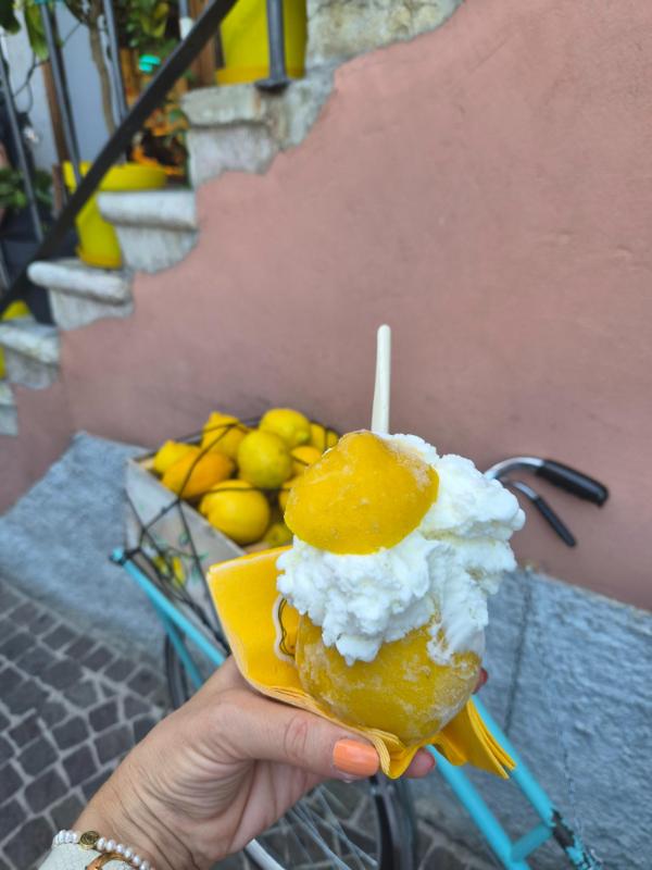 Osvježavajući sorbet od limuna poslužen u izdubljenoj kori pravog limuna u ruci Marijane Glavaš u mjestu Limone sul Garda.