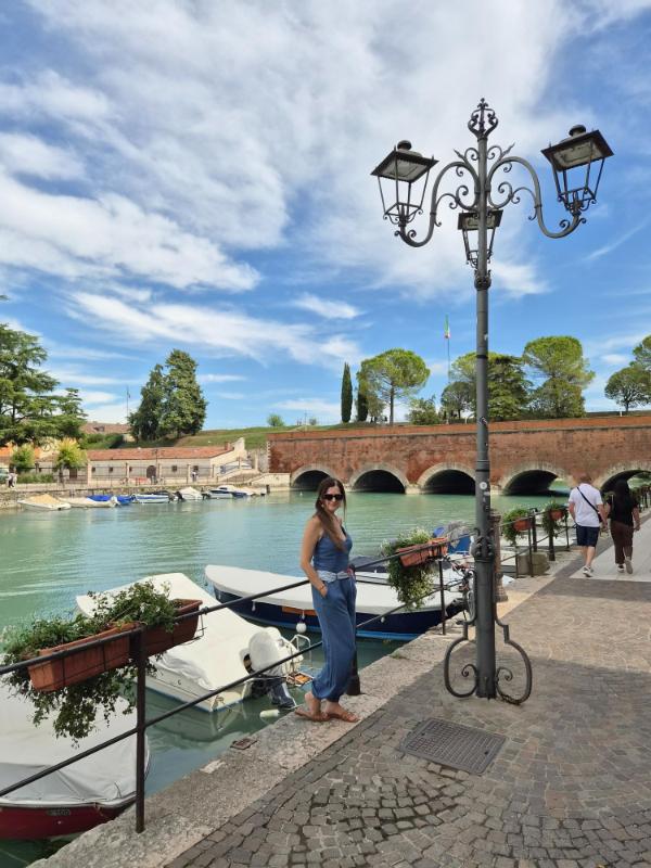 Marijana Glavaš, urednica i lifestyle influencerica, uz Canale di Mezzo i most Ponte dei Voltoni u Peschieri del Garda.