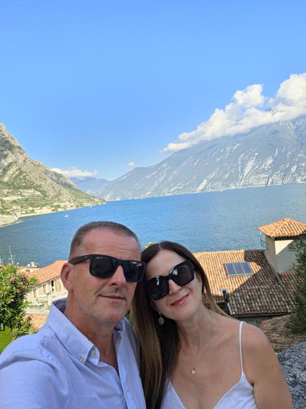 Selfie Marijane Glavaš, lifestyle inflluencerica i urednice portala Suvremena žena, s partnerom na vidikovcu u Limone sul Garda, s jezerom i planinama u pozadini.