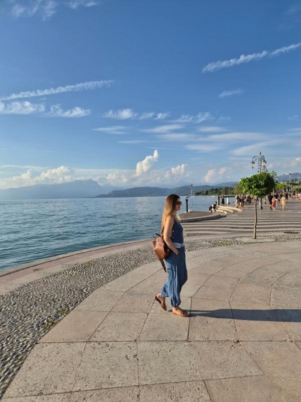 Marijana Glavaš, urednica i lifestyle influencerica, na uređenoj šetnici uz jezero Garda u mjestu Lazise.