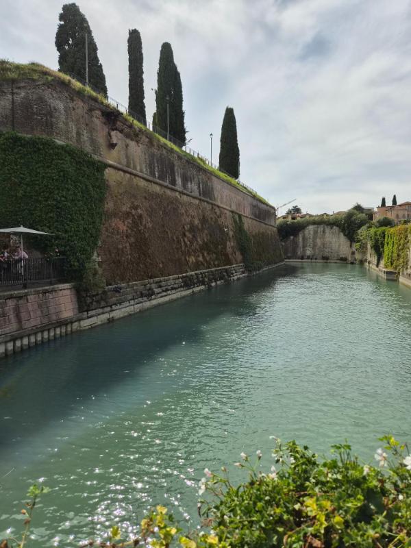 Povijesne mletačke zidine i kanal u Peschieri del Garda.
