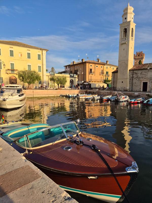 Stara luka Porto Vecchio i crkveni zvonik u gradiću Lazise.