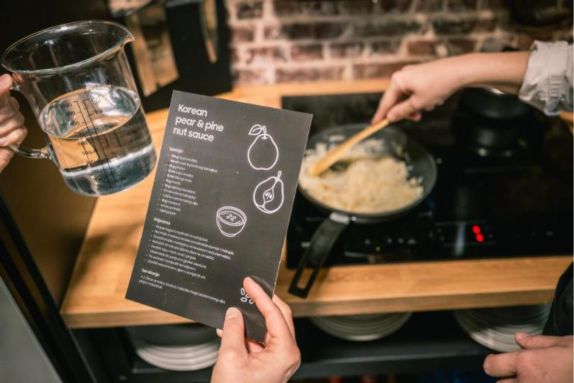 Priprema korejskog umaka uz recept i Samsung kućanske uređaje na indukcijskoj ploči.