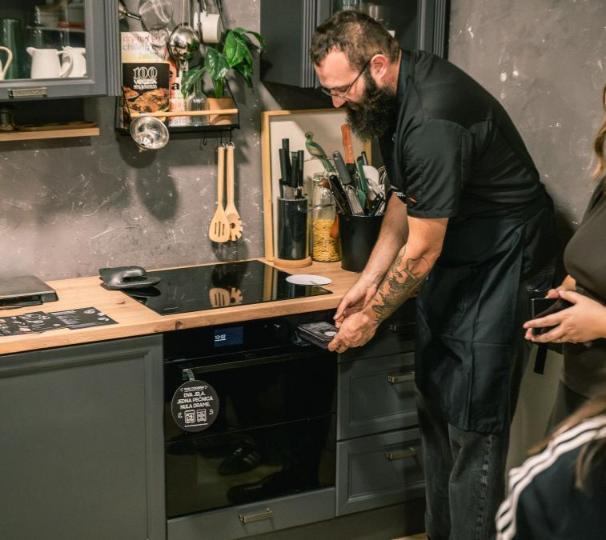Chef Vedran Bošković koristi ugradbenu pećnicu i indukcijsku ploču uz pametne Samsung kućanske uređaje u kuhinji.