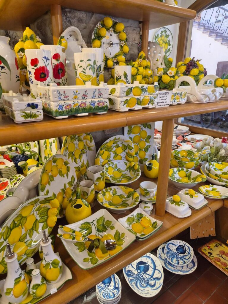 Unutrašnjost trgovine u Sirmione s bogatom ponudom tradicionalne talijanske keramike s limunima.
