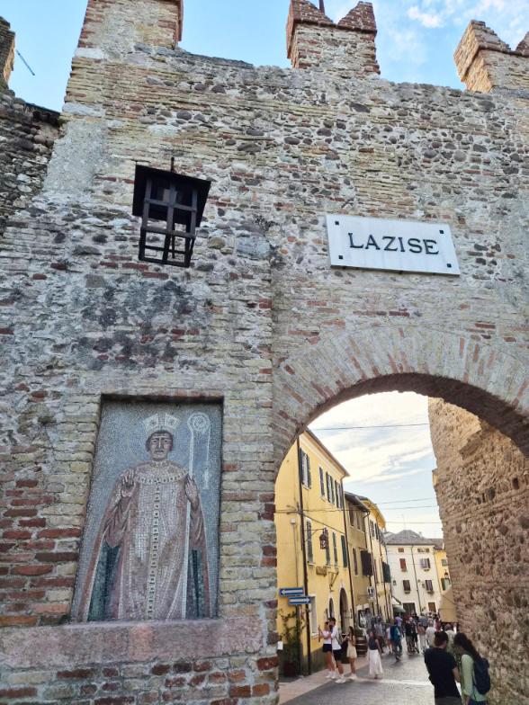 Stara kamena ulazna vrata s mozaikom na ulazu u povijesnu jezgru grada Lazise.